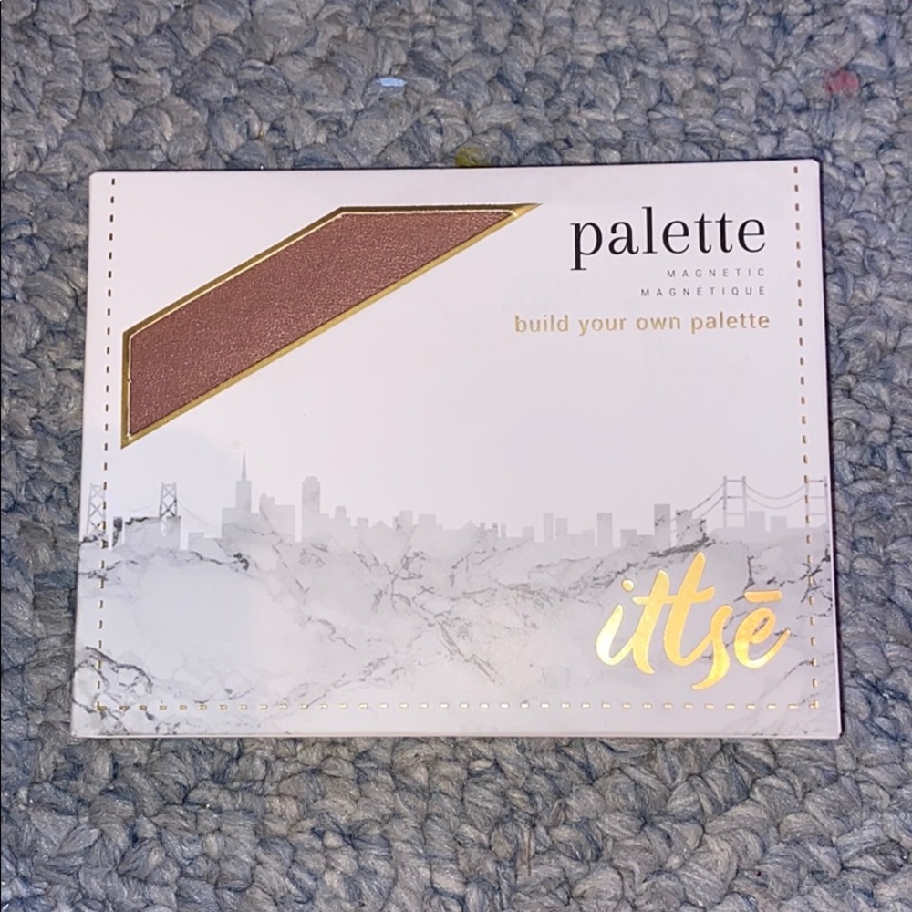Customizable eyeshadow palette with four colors